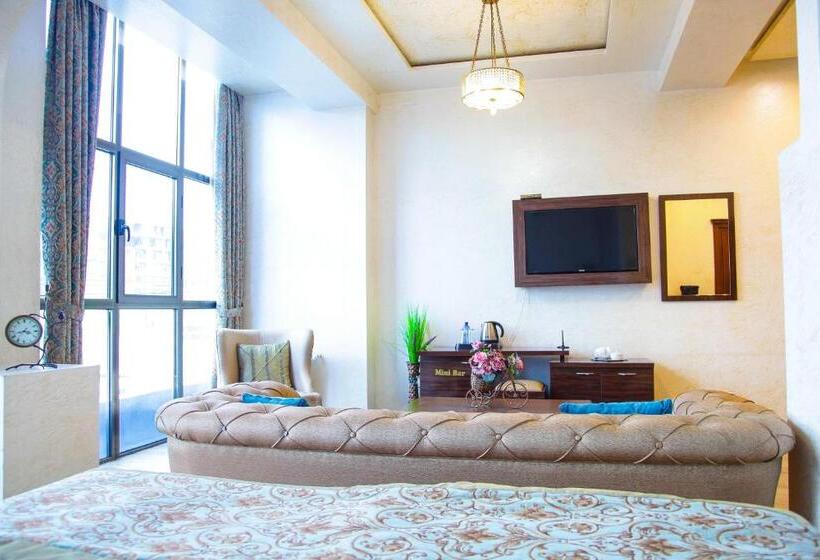 سوئیت جونیور خانوادگی, Iberia Palace