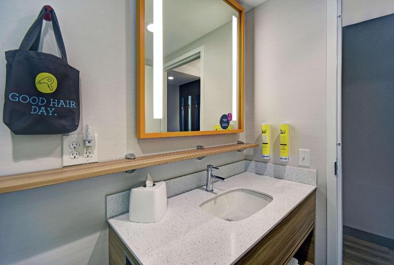 キングサイズベッドのスタンダードルーム, Tru By Hilton Portland Airport Area