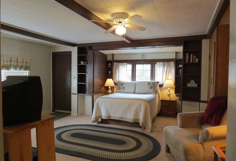منزل غرفة نوم واحدة, The Pines Country Inn