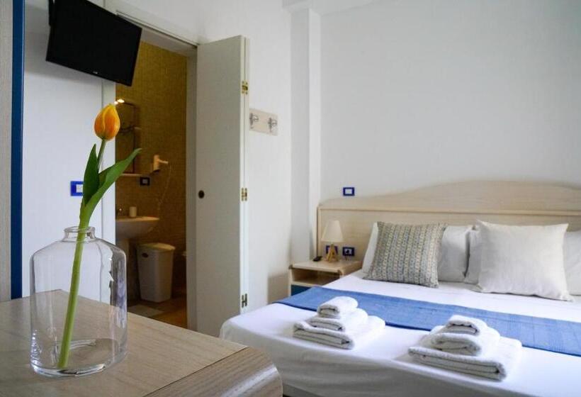 غرفة قياسية رباعية مزودة بشُرفة, B&b Sara