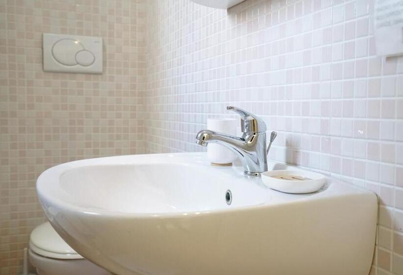 غرفة قياسية ثلاثية مزودة بشرفة, B&b Sara