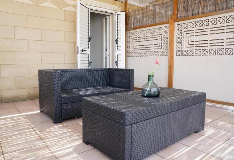 غرفة قياسية رباعية, B&b Sara