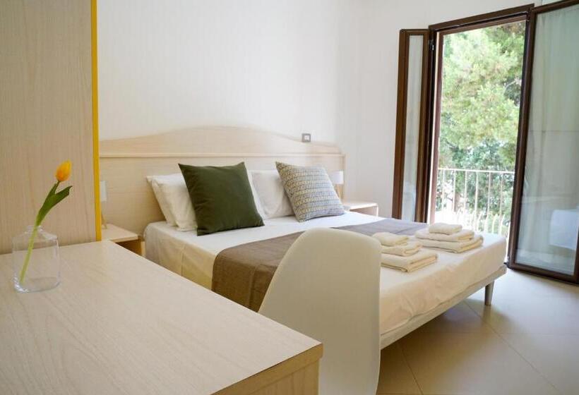 غرفة قياسية ثلاثية مزودة بشرفة, B&b Sara