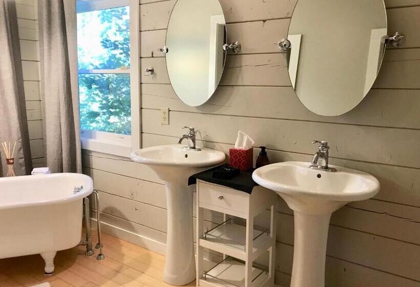 جناح ديلوكس, Barefoot Hills