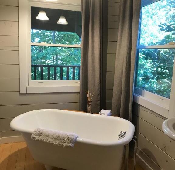 جناح ديلوكس, Barefoot Hills