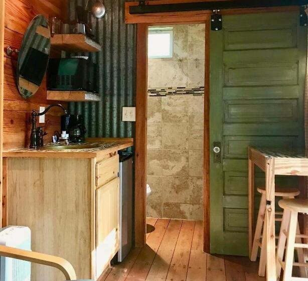 إستوديو قياسى مزودة بتراس, Barefoot Hills