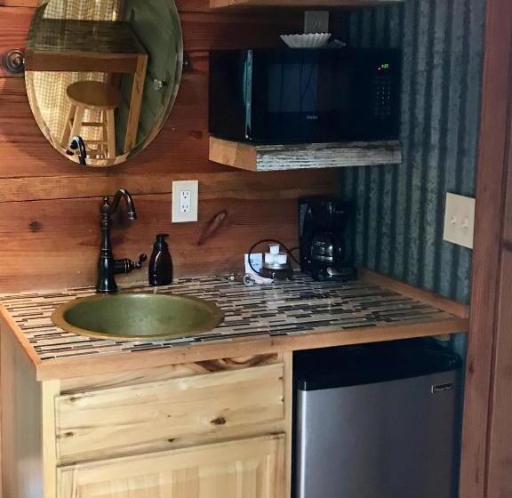 إستوديو قياسى مزودة بتراس, Barefoot Hills