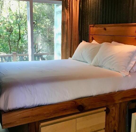 إستوديو قياسى مزودة بتراس, Barefoot Hills