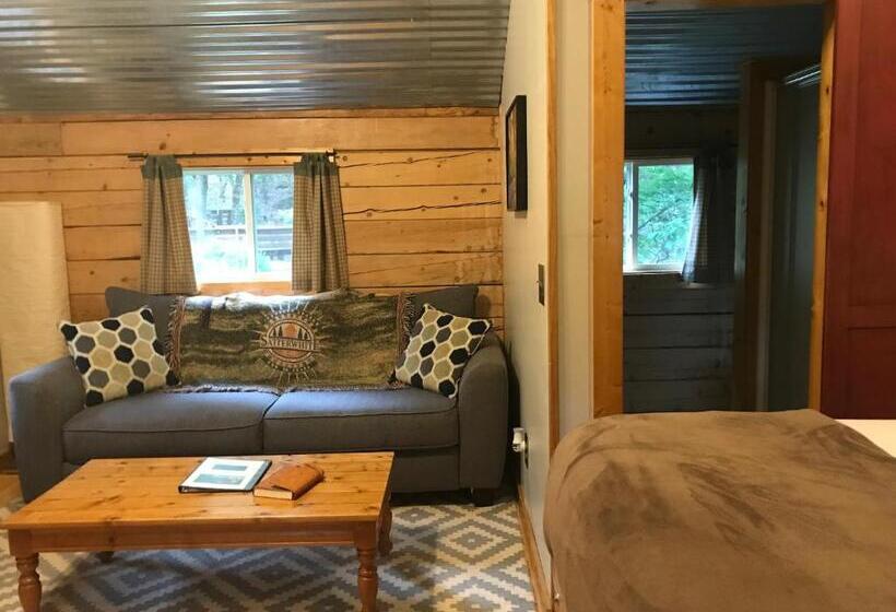 جناح, Barefoot Hills