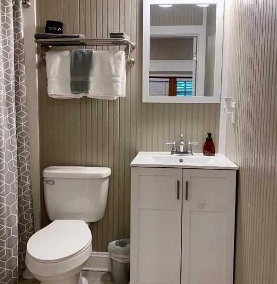 جناح سرير كينج, Barefoot Hills