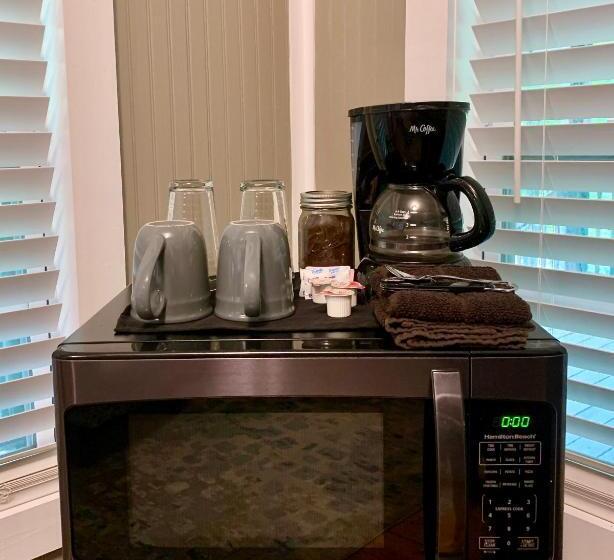 جناح سرير كينج, Barefoot Hills