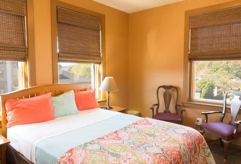 带河湖景观的套房, Cathlamet