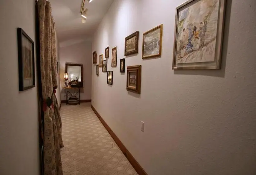 Perhehuone, Live Oak B&b