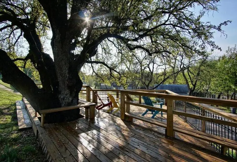 Perhehuone, Live Oak B&b