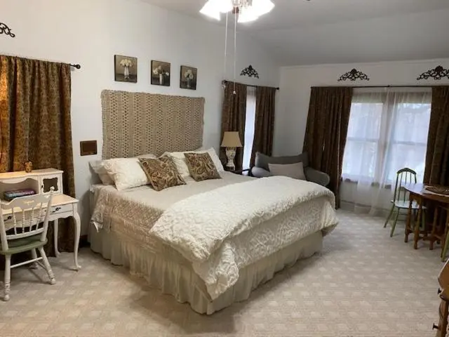 Perhehuone, Live Oak B&b