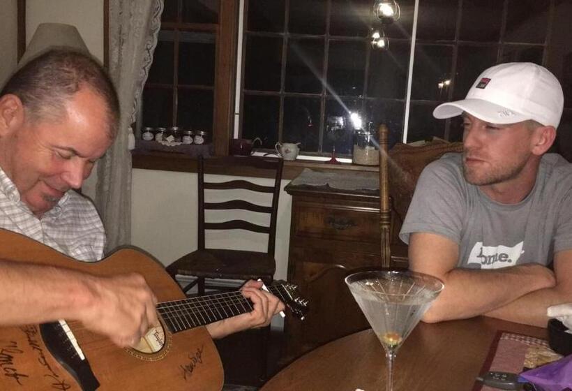 اتاق خانوادگی, Timber Post Bed & Breakfast