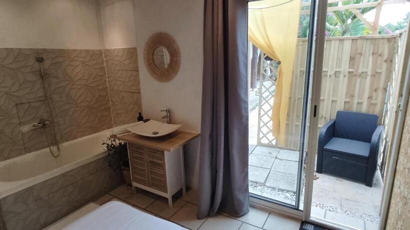 اتاق استاندارد با چشم‌انداز استخر, La Villa Du Bassin