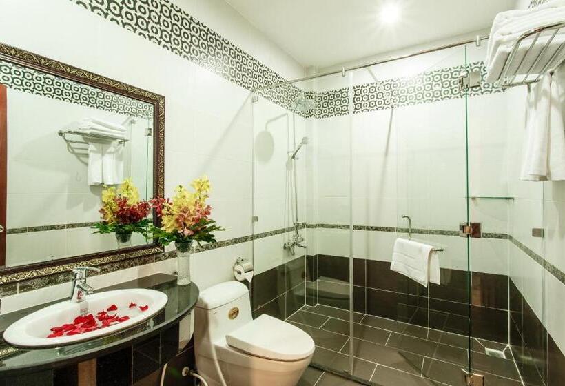 اتاق لوکس, Long Bao Chau