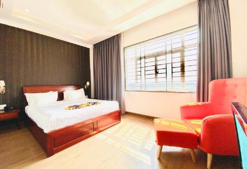 سوییت اجرایی, Long Bao Chau