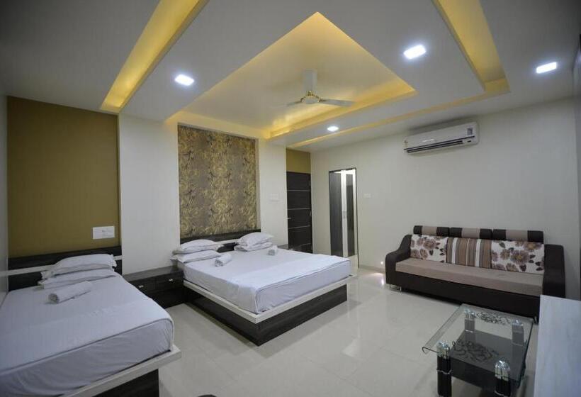 デラックストリプルルーム, Radhe Krishna