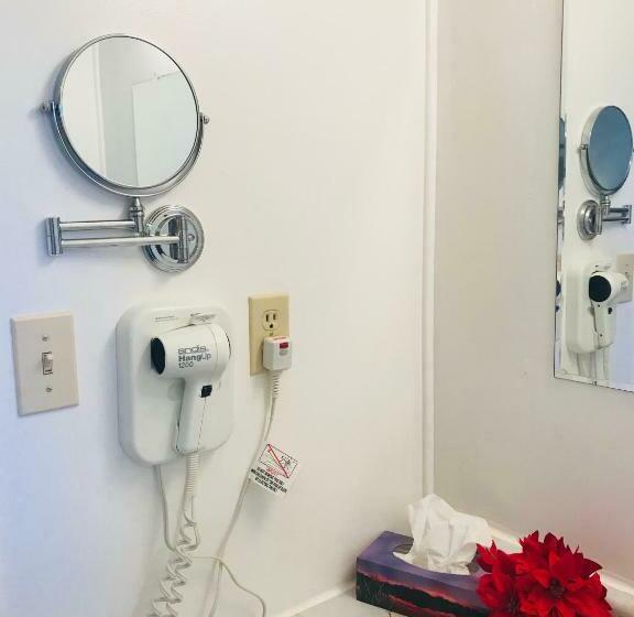 جناح, Fair Isle Motel