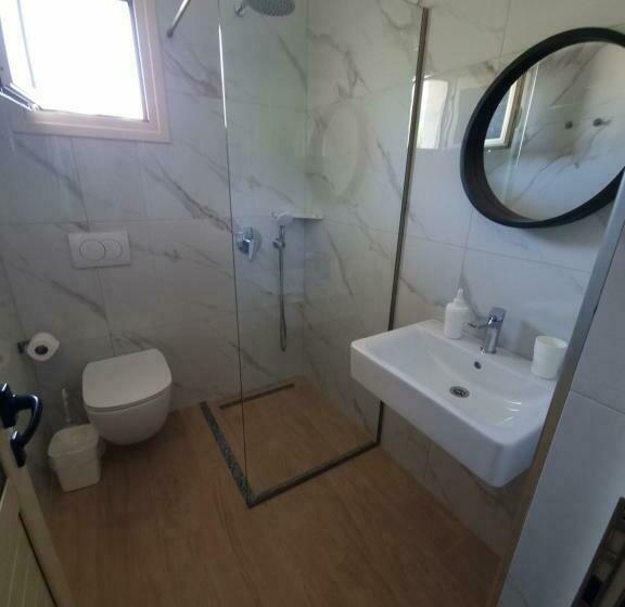 Cameră Triplă Clasică, Foti Rooms