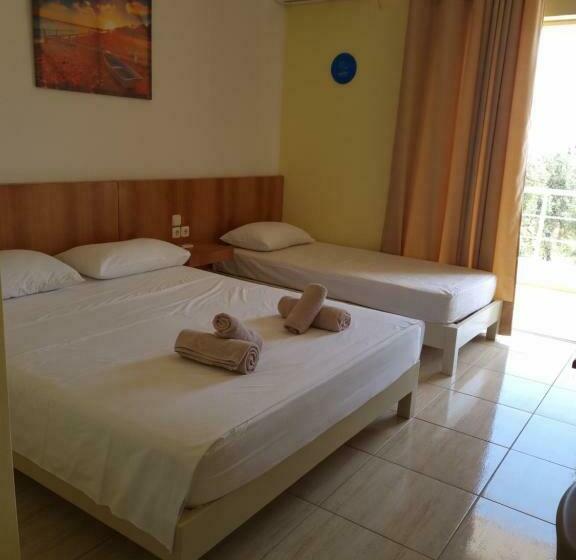 Cameră Triplă Clasică, Foti Rooms