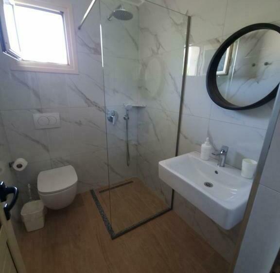 Cameră Triplă Clasică, Foti Rooms