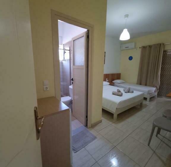 Cameră Triplă Clasică, Foti Rooms