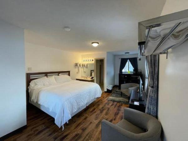 חדר סטנדרט עם מיטת קינג, Timber Pointe Resort