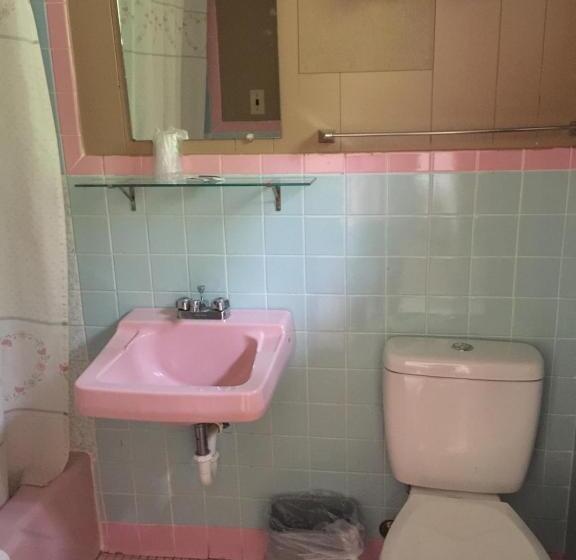 四人标准间, Melody Motor Lodge