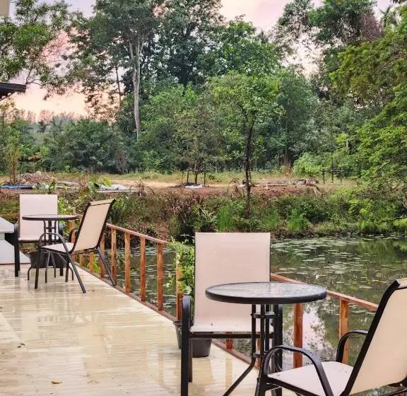 キングサイズベッドのスタンダードルーム, The Duck Cafe And Resort