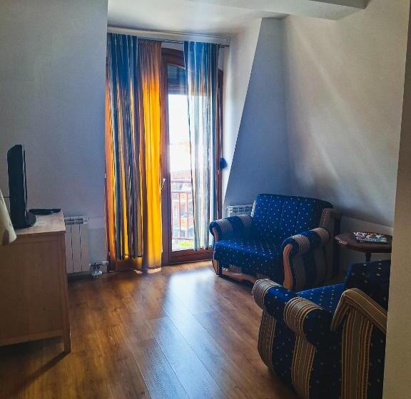 سوئیت جونیور خانوادگی, Sunset Apartmani