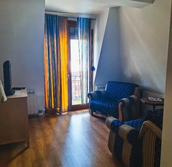 سوئیت جونیور خانوادگی, Sunset Apartmani