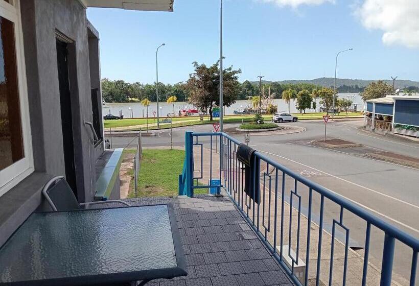デラックススイート, Innisfail Riverfront Motel