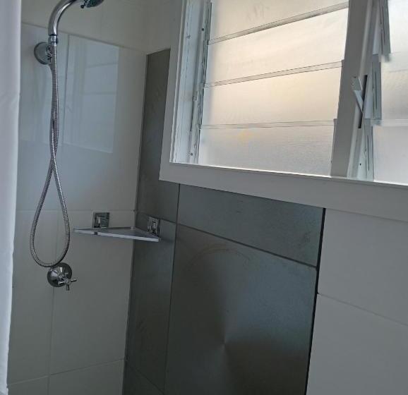 デラックススイート, Innisfail Riverfront Motel