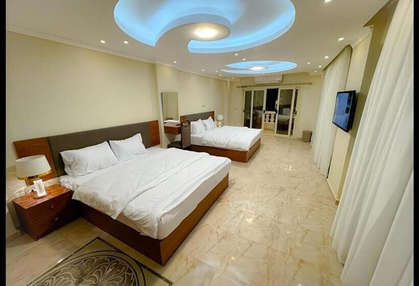 سوئیت با بالکن, Pyramid