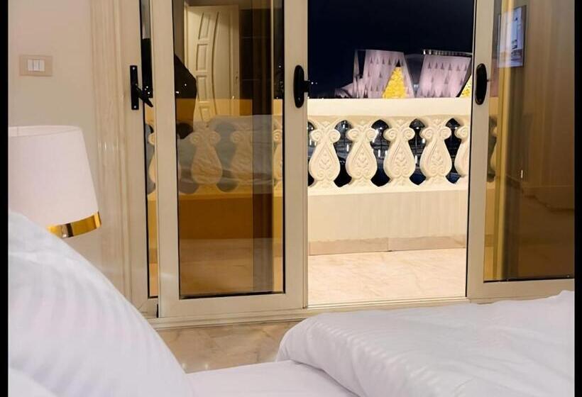 سوئیت با بالکن, Pyramid