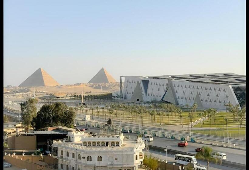 سوئیت با بالکن, Pyramid