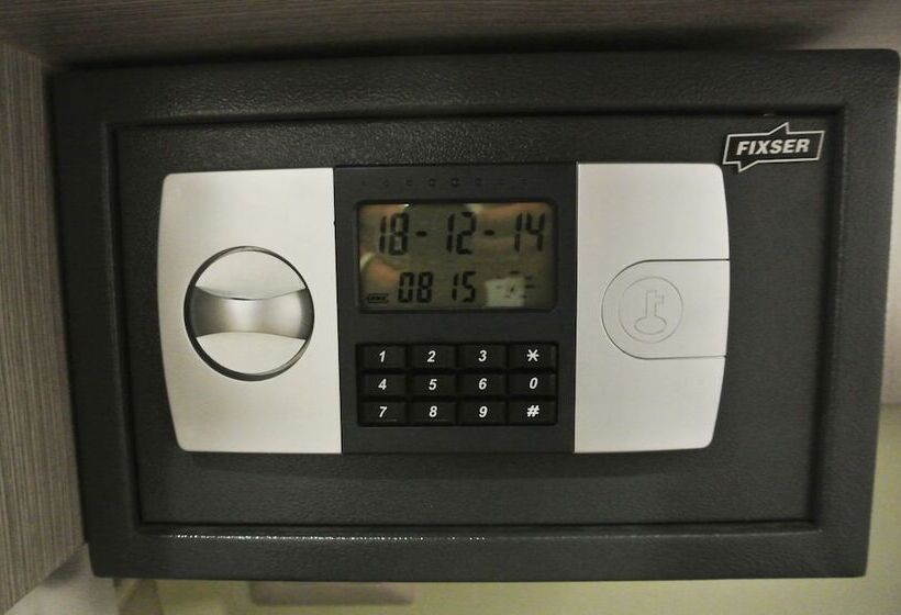 Quarto Estandar, Elisa Cole