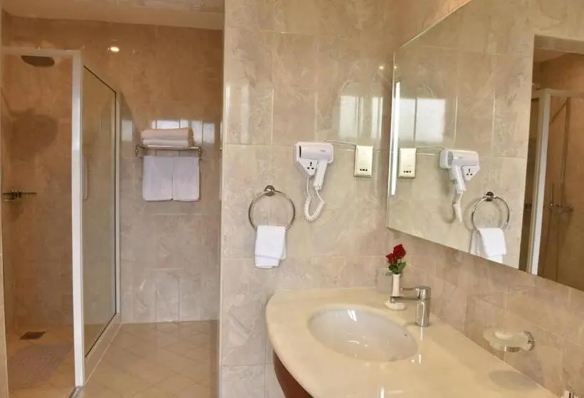 バルコニー付きデラックスルーム, Golden Tulip Canaan Kampala