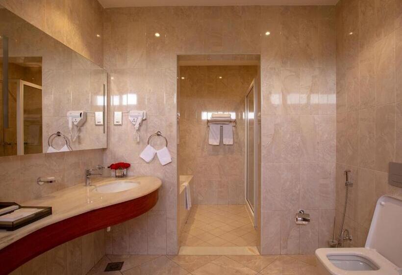 Quarto Superior Cama King, Golden Tulip Canaan Kampala