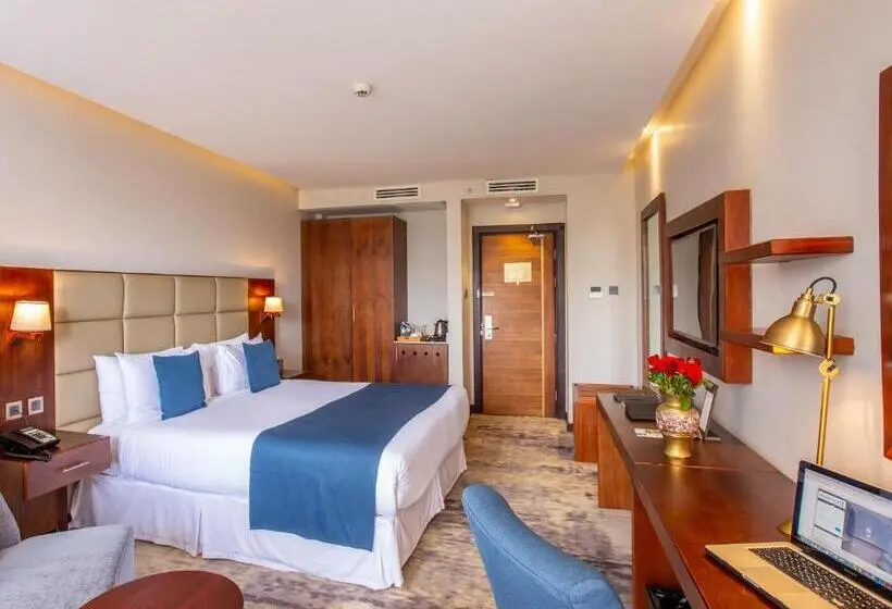 キングサイズベッドのスーペリアルーム, Golden Tulip Canaan Kampala