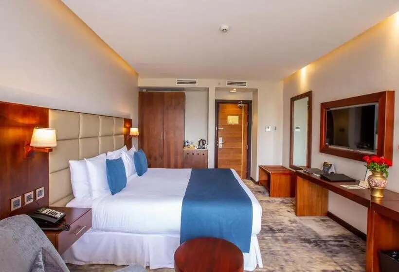 キングサイズベッドのスーペリアルーム, Golden Tulip Canaan Kampala
