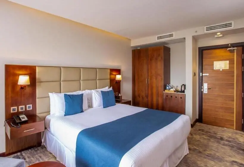 キングサイズベッドのスーペリアルーム, Golden Tulip Canaan Kampala