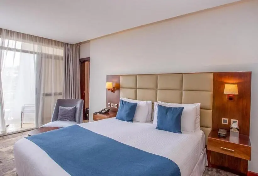 キングサイズベッドのスーペリアルーム, Golden Tulip Canaan Kampala