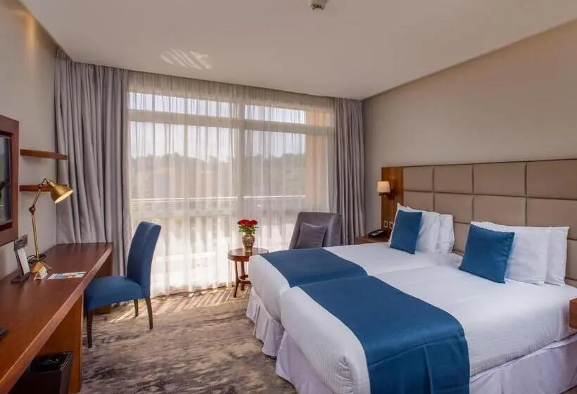 バルコニー付きスーペリアルーム, Golden Tulip Canaan Kampala