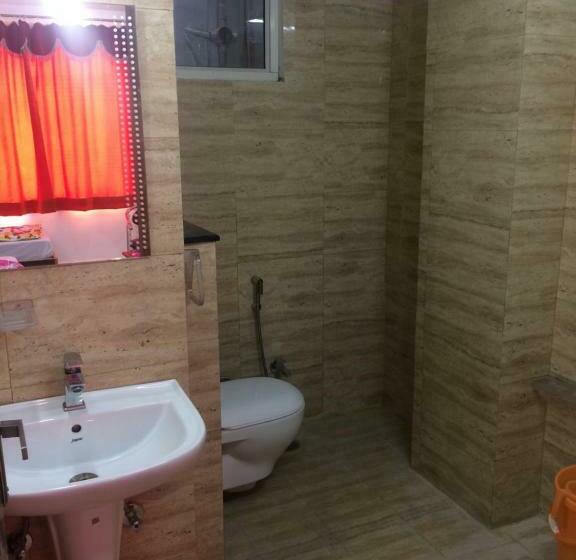 标准三人间, Thikana Palace