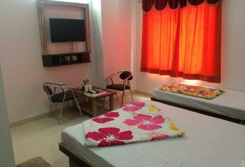 标准三人间, Thikana Palace