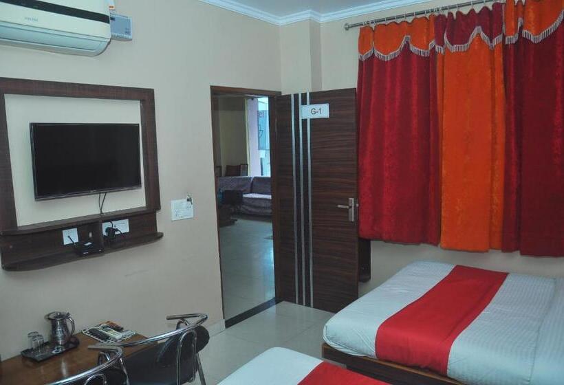 标准三人间, Thikana Palace